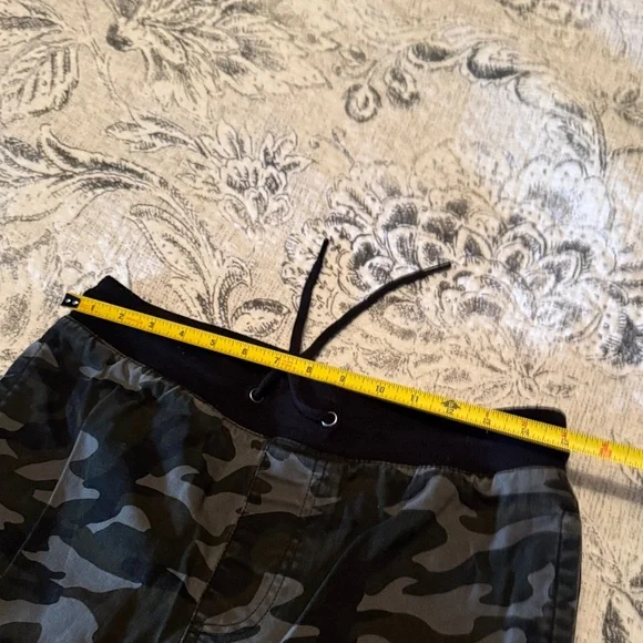 Forever 21 Men's Black and Gray Camo Twill Jogger - Picture 5 of 8